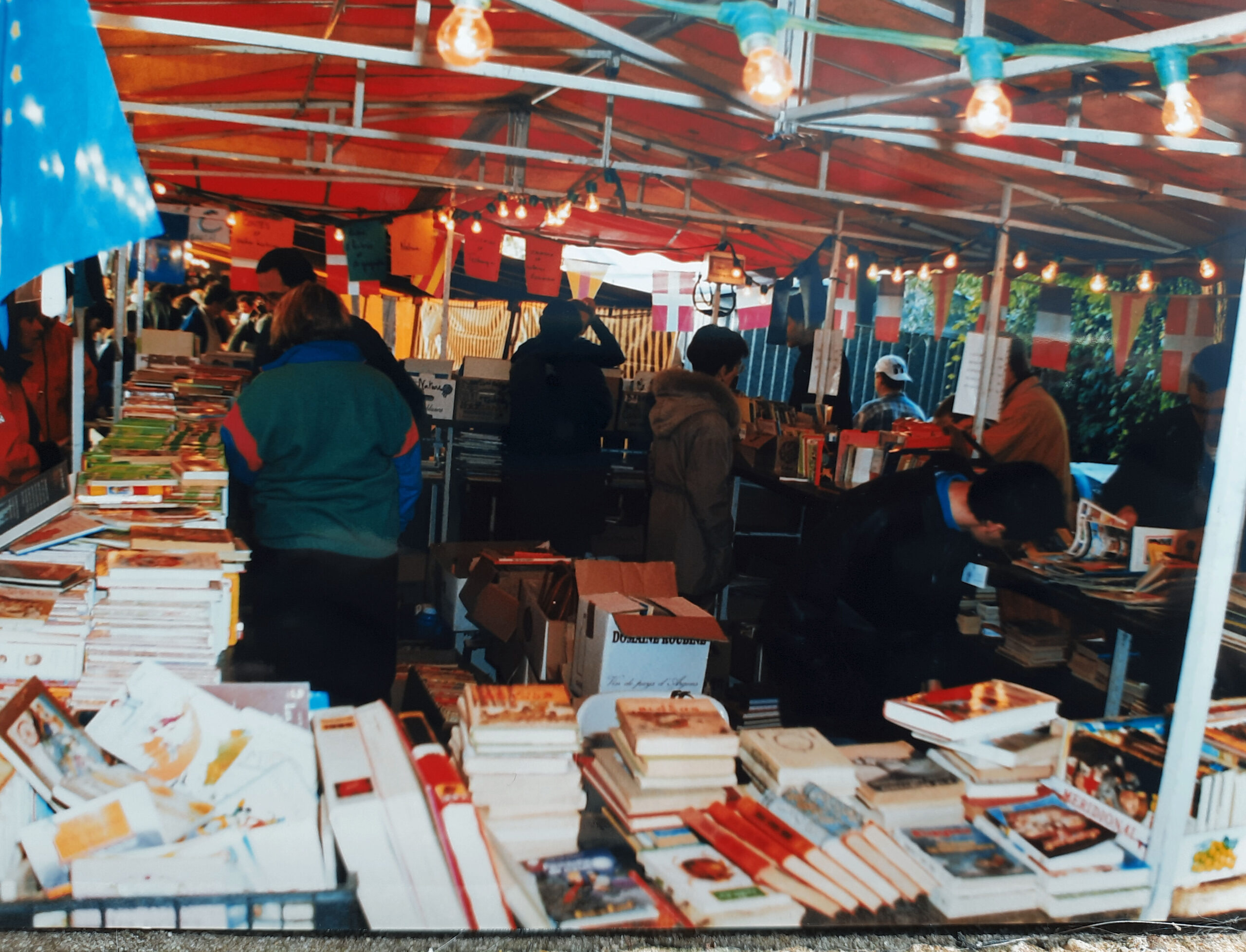 Bénévoles lors d'une vente solidaire